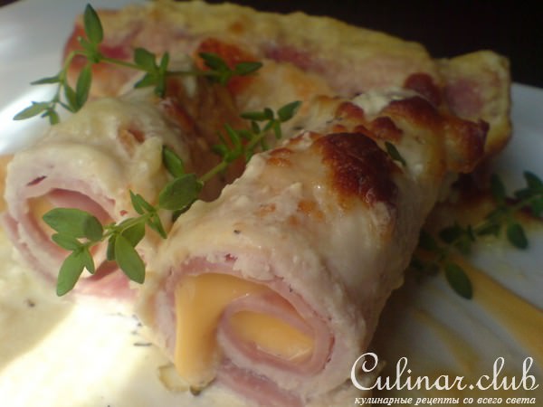 Рулетики из куриной грудки в сырном соусе 