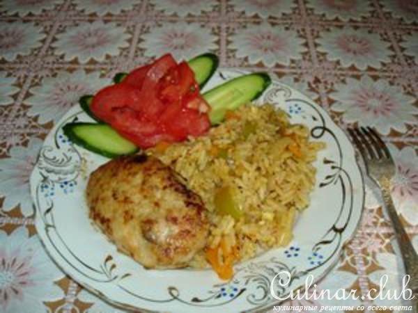 Куриные колбаски, котлетки и куриный бульон в дополнение 