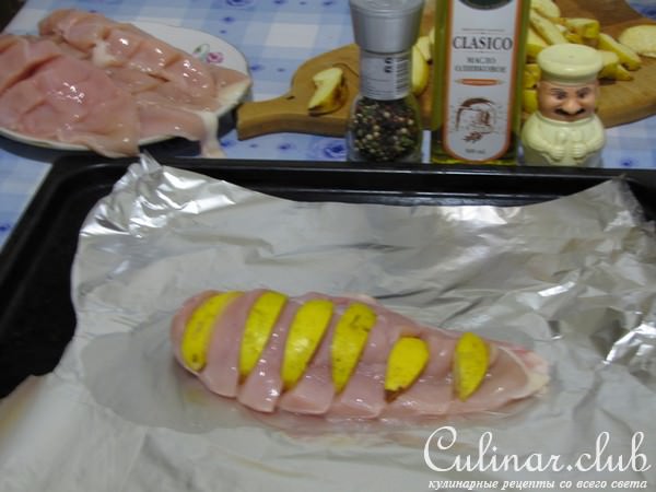 Куриные грудки с айвой и винным соусом