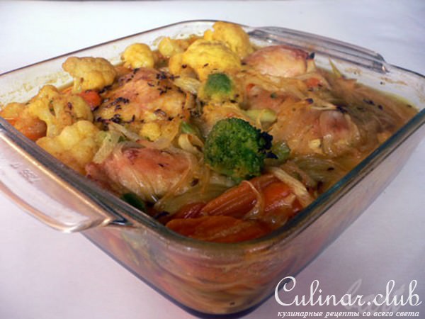 Куриные окорочка в остром арахисовом соусе с брокколи.