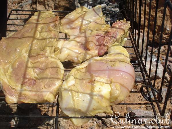 пикантная курочка и сборный салат запечённые на углях