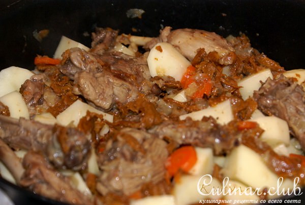 Жаркое из утки с лисичками и картофелем