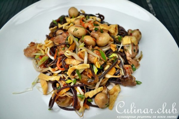 Чёрная японская лапша, с курицей, грибами, ростками сои.