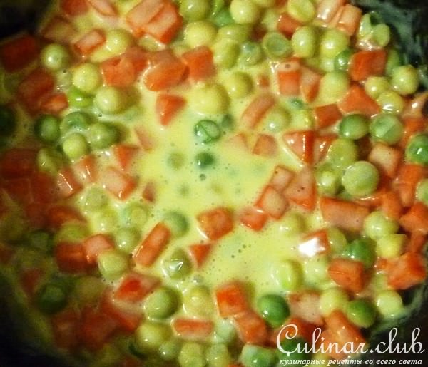 Нежная курочка по-итальянски с морковью и зеленым горошком в молочно-сливочном соусе