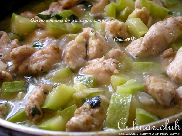 Пряные куриные грудки с кабачком и базиликом
