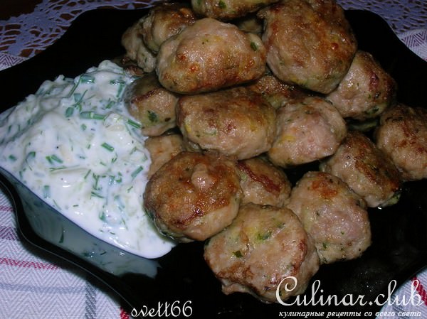 Куриные фрикадельки с лимонной ноткой и огуречно-йогуртовым соусом