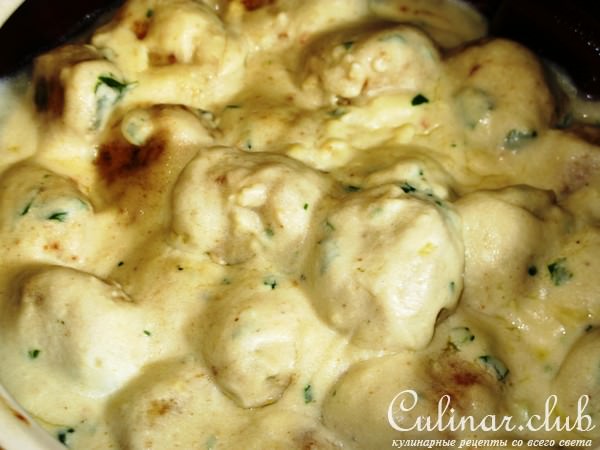 Куриные фрикадельки с сыром под сливочным соусом