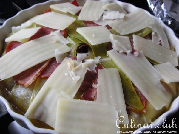 куриная грудь, запеченная с кабачком, беконом и сыром