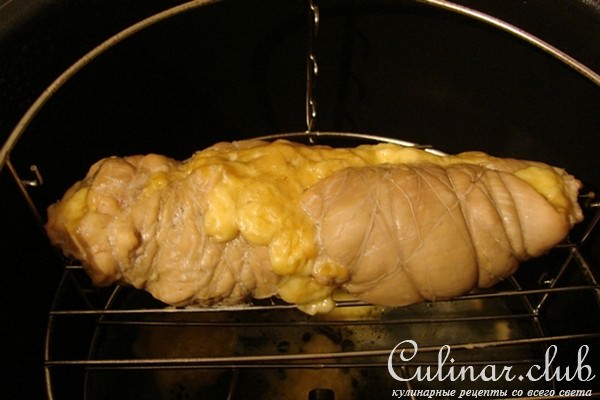 Подкопченный куриный рулет с сыром