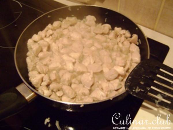 Курица тушёная с помидорами и рисом
