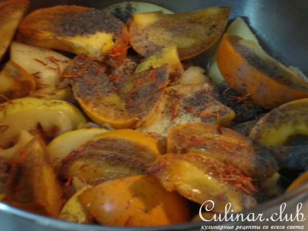 Куриная грудка тушеная в вине с айвой и хурмой