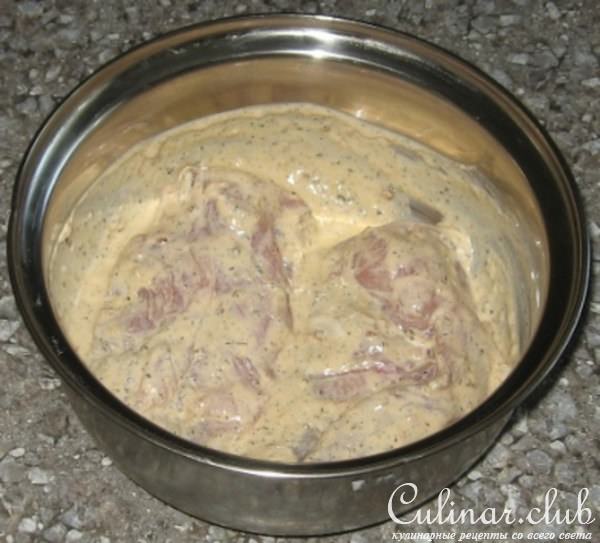 Куриный кармашек с черносливом в ореховой панировке.