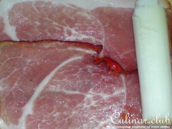 Рулеты из мяса индейки в паприково-сливочном соусе ,начиненные пореем