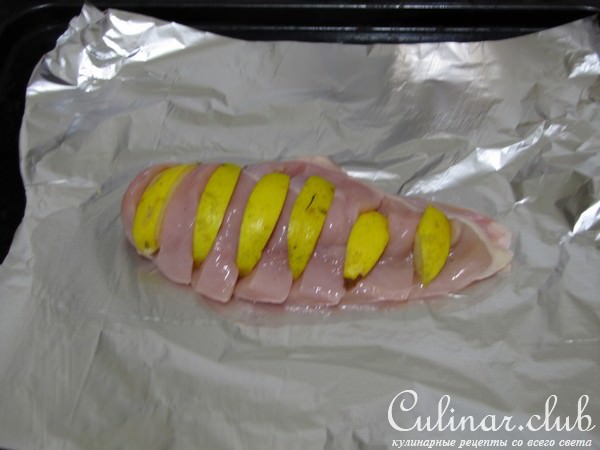 Куриные грудки с айвой и винным соусом