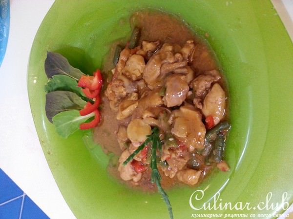 Курица с кокосовым молоком, зеленым карри и овощами