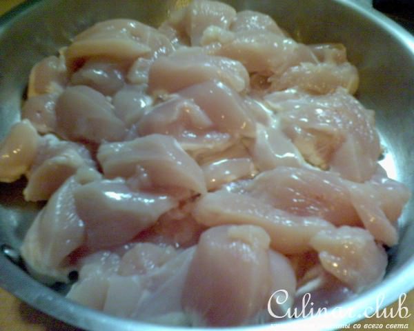куриное филе с соусом из грибов и сливок со спагетти