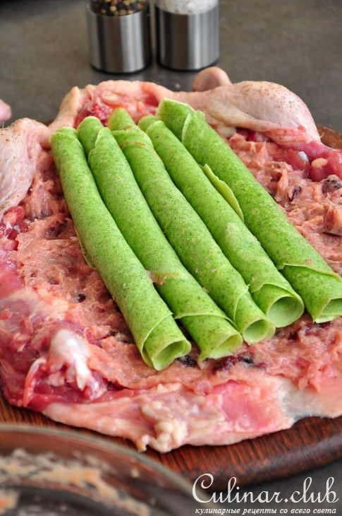 Утка по - царски, фаршированная блинами и клюквой