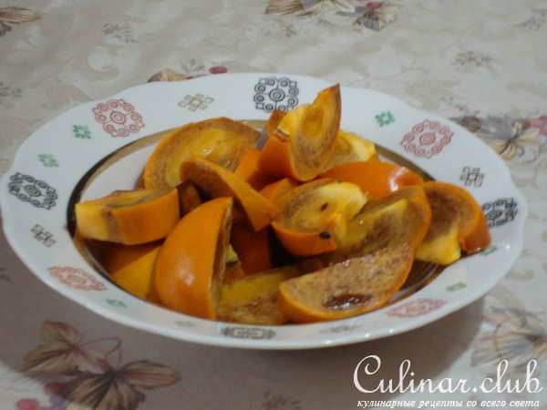 Куриная грудка тушеная в вине с айвой и хурмой