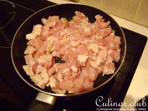 Курица тушёная с помидорами и рисом