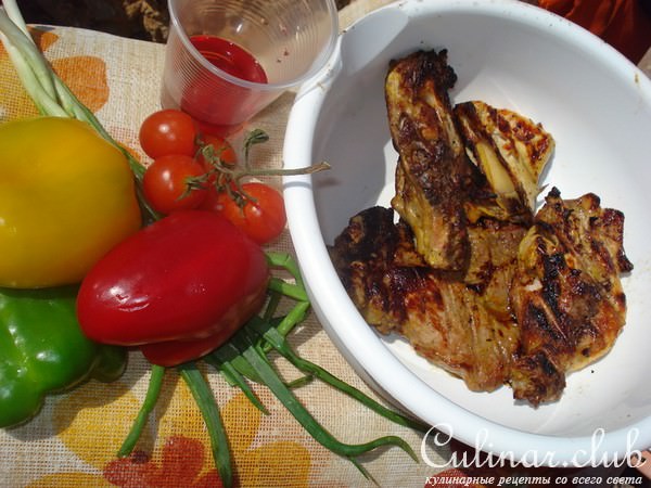 пикантная курочка и сборный салат запечённые на углях