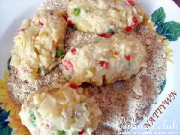 Котлеты из овощей и курица, тушенная в сметанно-горчичном соусе