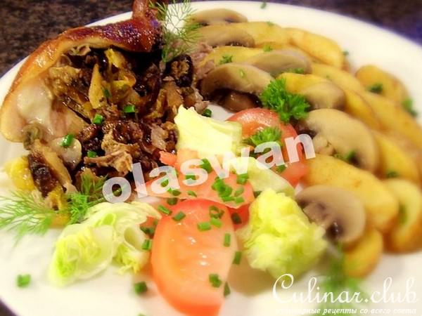 Утка запеченая с яблоками и черносливом