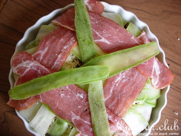 куриная грудь, запеченная с кабачком, беконом и сыром