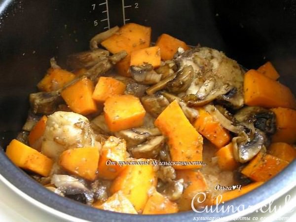 Курица с тыквой, шампиньонами и майораном (в мультиварке)