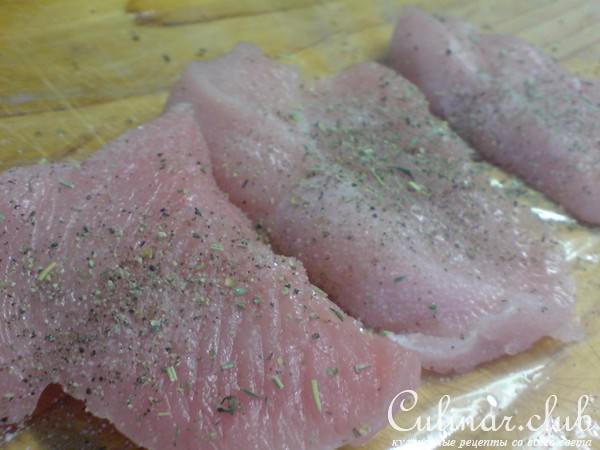 Рулетики из куриной грудки в сырном соусе 