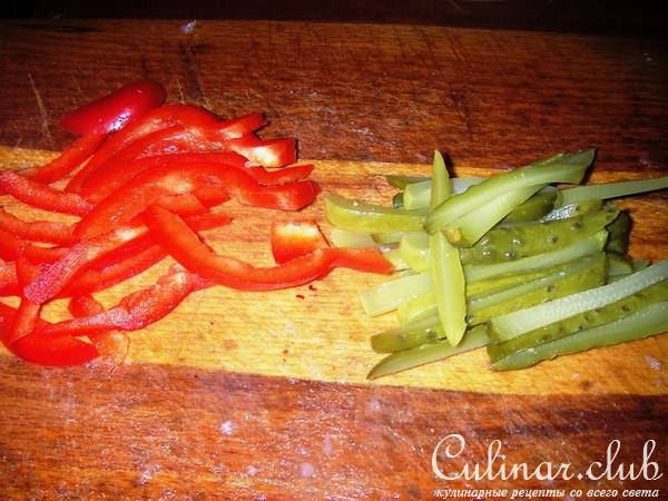 Куриные рулеты с огурцами и болгарским перцем в беконе