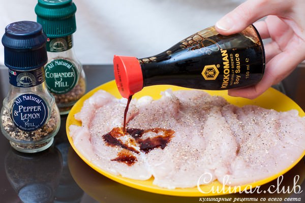 Рулет из куриной грудки с шалфеем и красным луком
