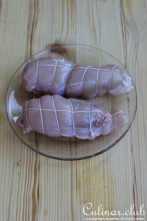 Куриные грудки, фаршированные телячьей колбасой и фисташками, под брусничным соусом