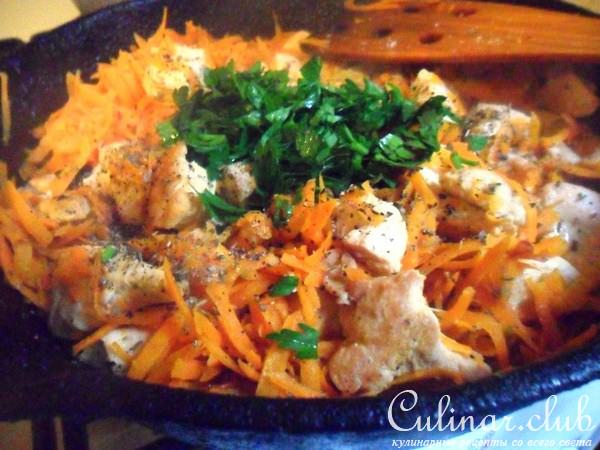 Курица с морковью в сметане