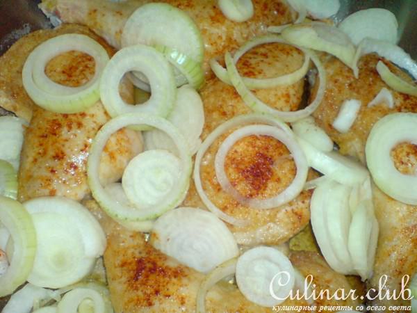 Куриные окорочка с паприкой и луком