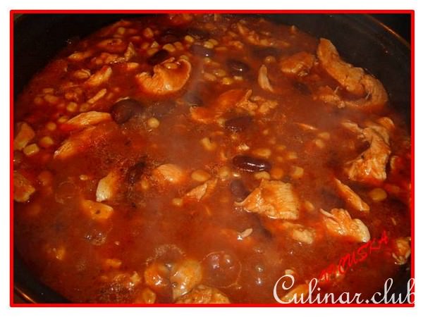 Огнеопасный чили с фасолью, грудинкой и рисом.