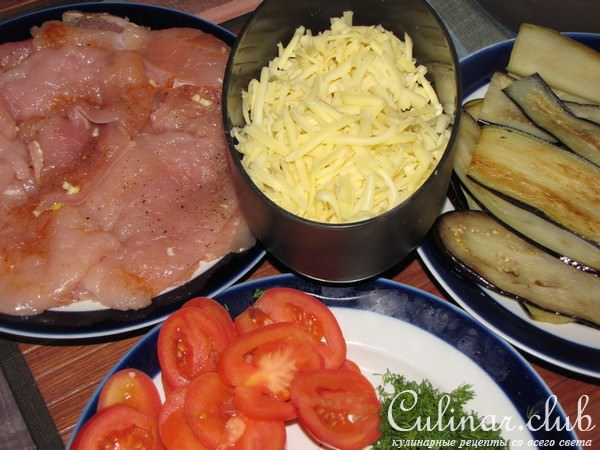 Куриная грудка, запечённая с баклажанами и помидорами