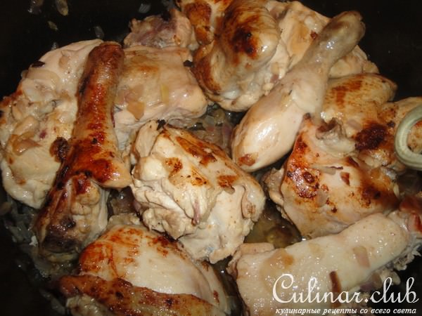 Курица с бамией в красном соусе