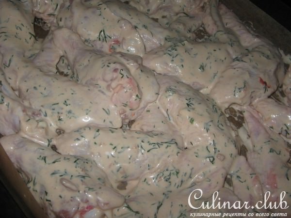 Крылышки куриные в майонезно-укропном соусе.