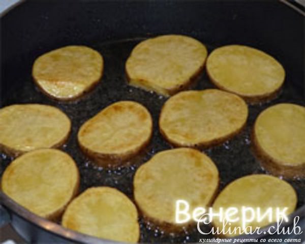 Запечённая картошка и маринованные куриные крылья