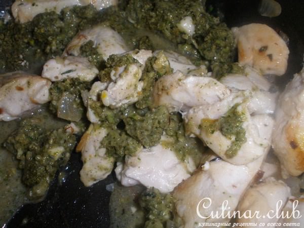 Ароматная курочка с зеленью, шафраном и кедровыми орешками