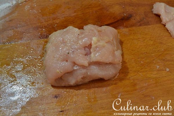 "Эскимо" из курицы с грибами и пармезаном, с рататуем и овощной сальсой.
