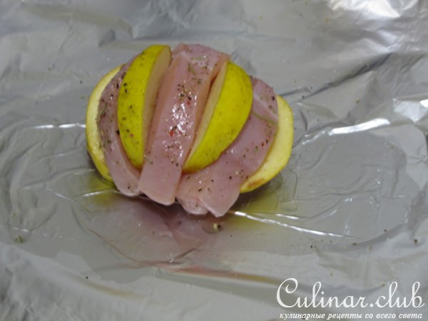Куриные грудки с айвой и винным соусом