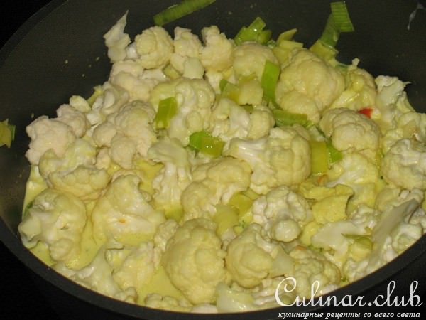 Карри с курицей, нутом, цветной капустой и кокосовым молоком. 