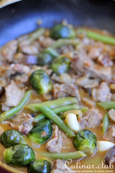 Утиное жаркое со стручковой фасолью и брюссельской капустой