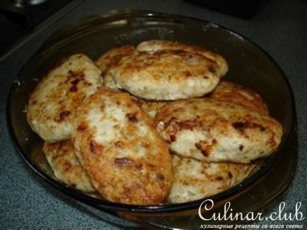 Куриные колбаски, котлетки и куриный бульон в дополнение 