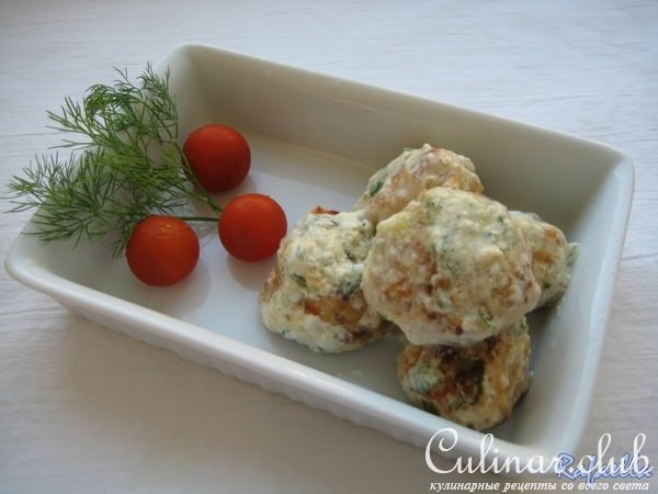 Куриные фрикадельки с кедровыми орешками в сливочном соусе