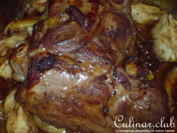 Голень индейки под яблочно-луковым соусом