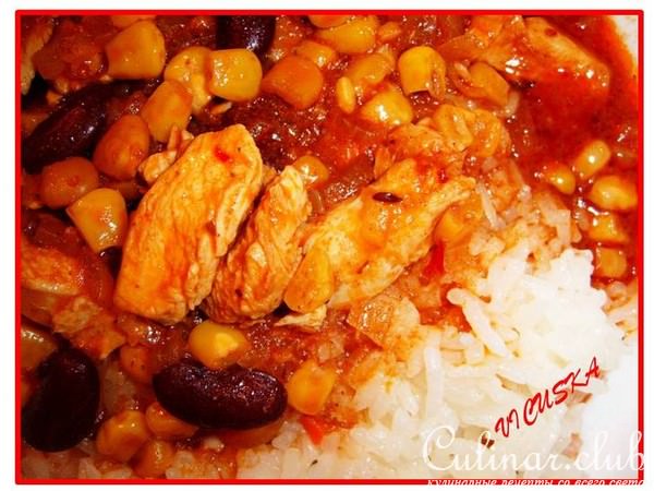 Огнеопасный чили с фасолью, грудинкой и рисом.