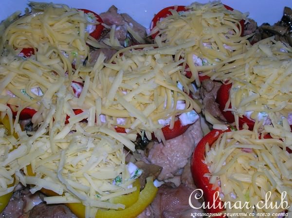 Филе индейки запеченное с ветчиной и грибами в йогуртовой заправке и перцовом кольце)))