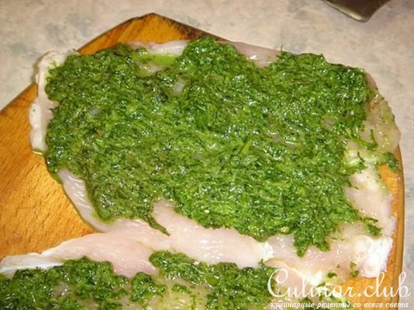 куриная грудка фаршированная вяленными помидорами и соусом из кинзы